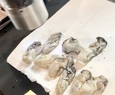 牡蠣に下味をつける