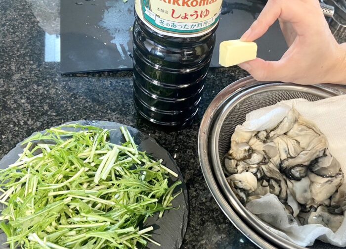 牡蠣のバター醤油焼き水菜を敷き詰める